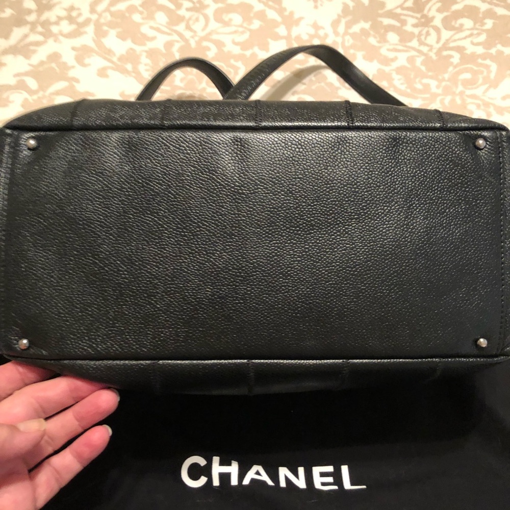 Authentic Chanel bag excellent condition! - Picture 3 of 7